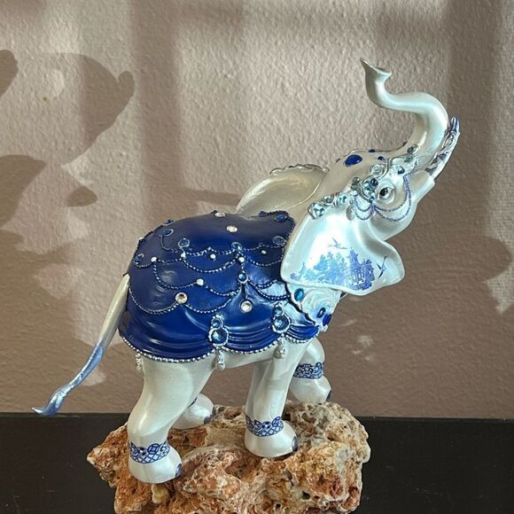 The Hamilton collection sparkling blue willow elephant figurine - Picture 11 of 12